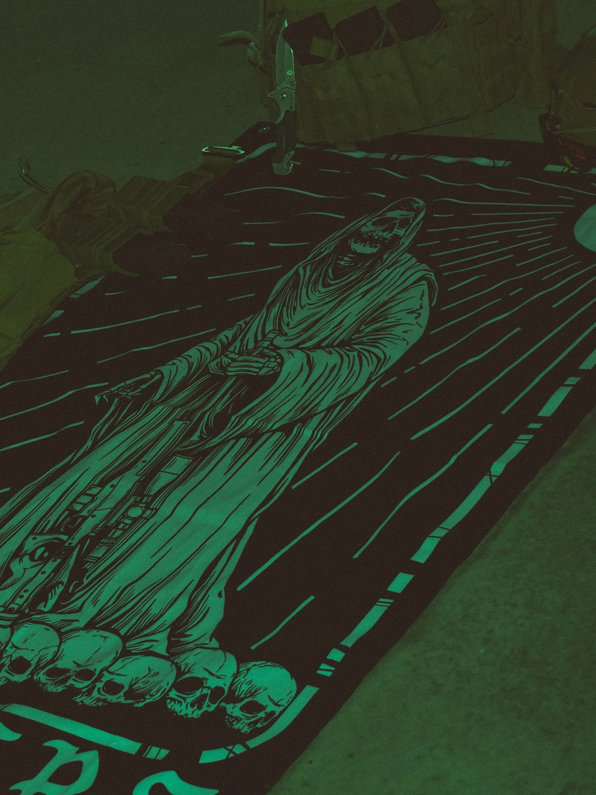 Combat flag displaying a sniper skeleton atop skulls, gripping an Arctic Warfare Super Magnum in a bold, battlefield stance.